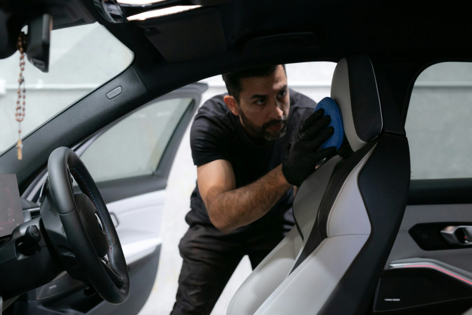 Hatay mobil araç temizlik hizmeti ile lüks araç koltuk temizliği vakum işlemi